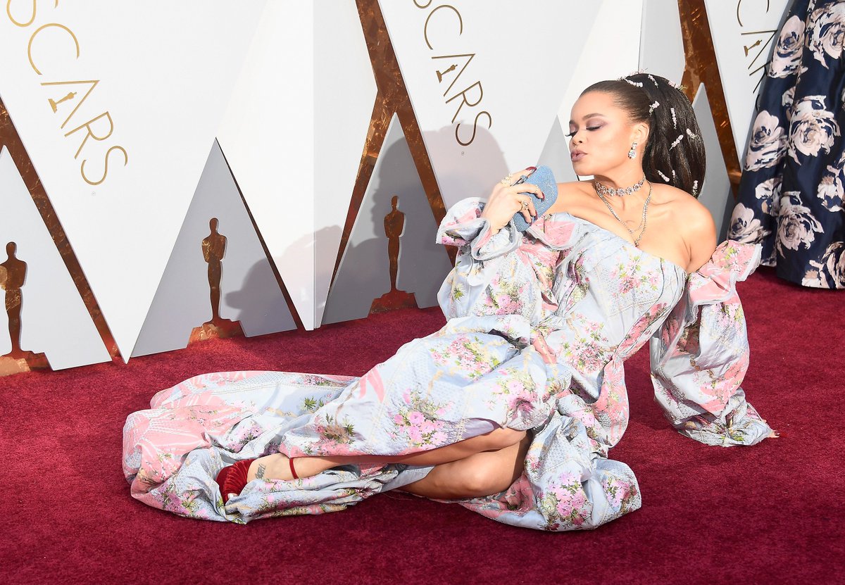 glamourmag's tweet photo. 2018 mood #Oscars cc: @AndraDayMusic https://t.co/CTCR2OLBle