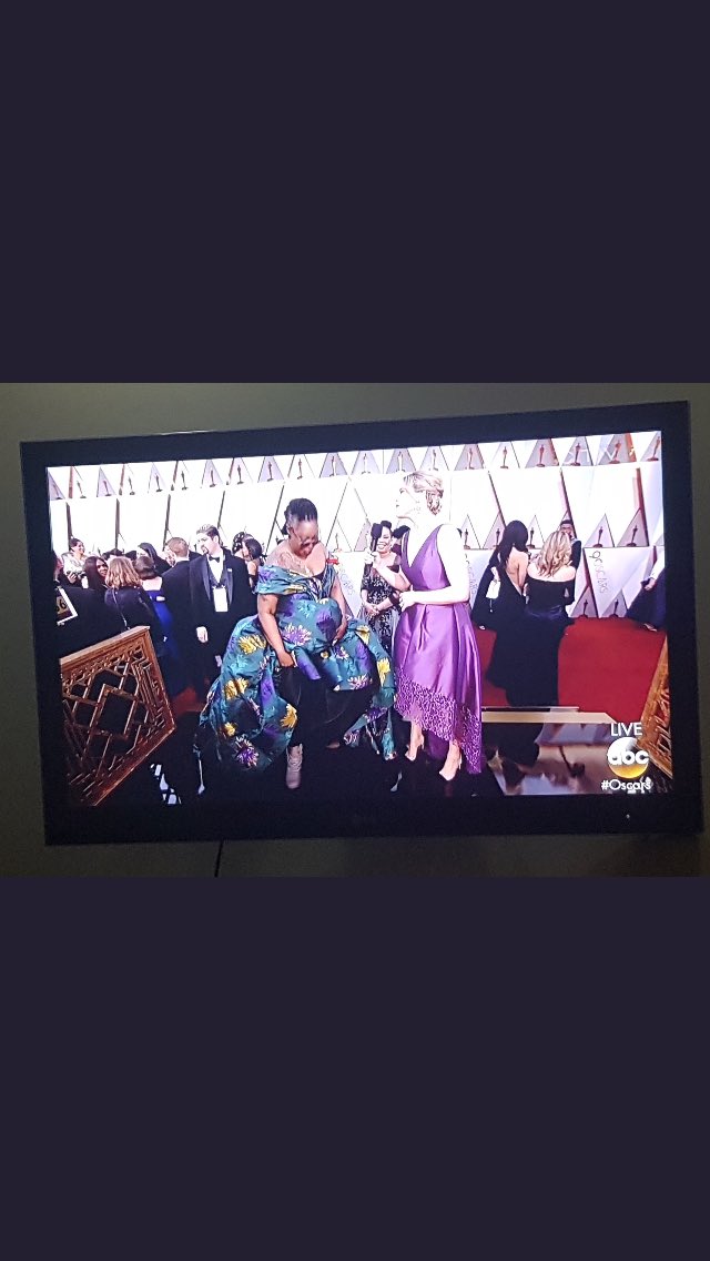 hallyluke's tweet photo. don't think she's not wearing tims under that @CSiriano gown #oscars2018 #redcarpet #WhoopiGoldberg #tfsfashiondesign https://t.co/hzYT8ZLOKA