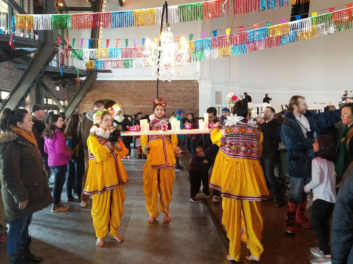 TweetFTStreet's tweet image. Stop by @NavyPier NOW to celebrate Holi, a Hindu spring festival also known as the “festival of colors"! @ComEd is here till 5! #StopBySayHi #WheelSeeYouSoon #TweetFromTheStreet