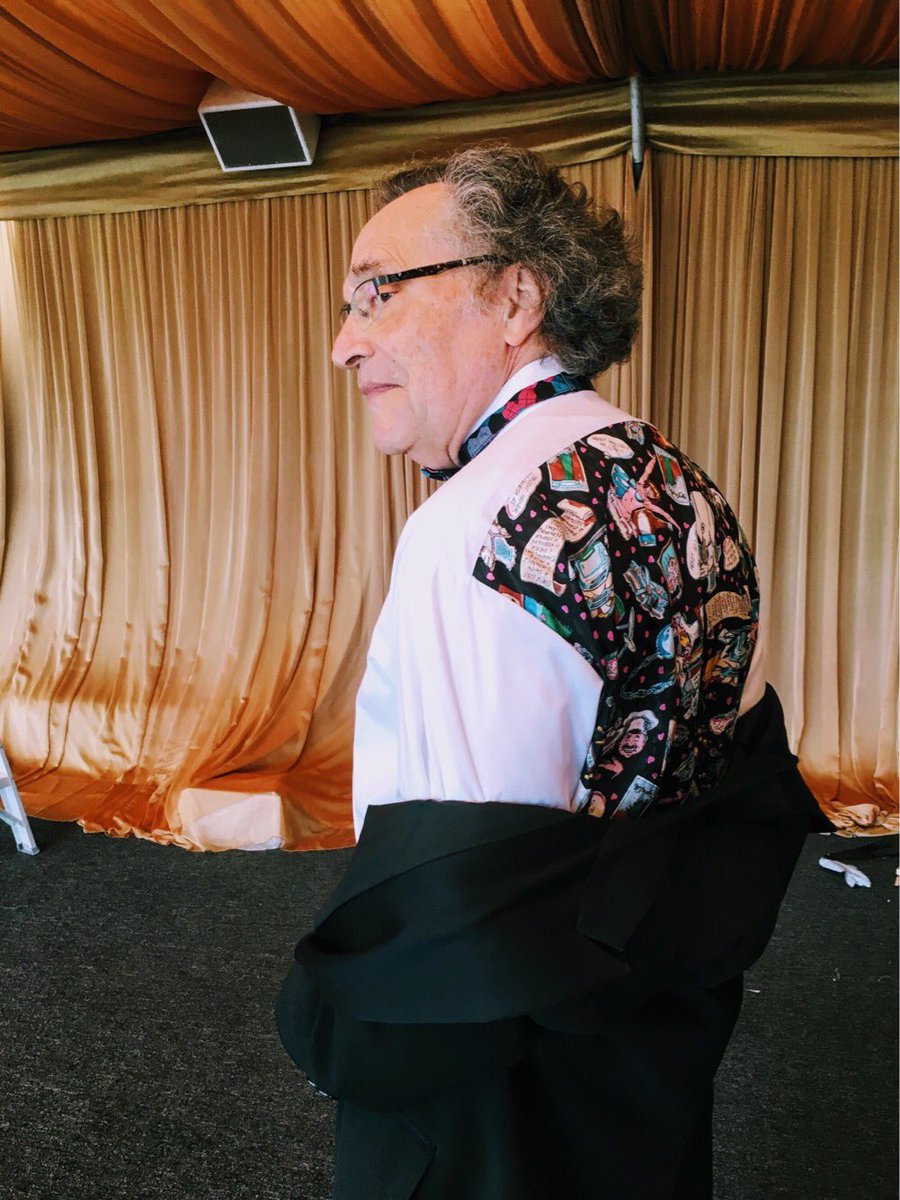 Kartemquin's tweet photo. Ahead of tonight’s Academy Awards ceremony, the Kartemquin family travels to LA and looks GOOD doing it. 

And please take in the majesty of @GordonQuinnKTQ’s shirt. 

Good luck to @AbacusMovie and @EdithEddieFilm!! 💫💫💫 https://t.co/GGr1UyWLIV