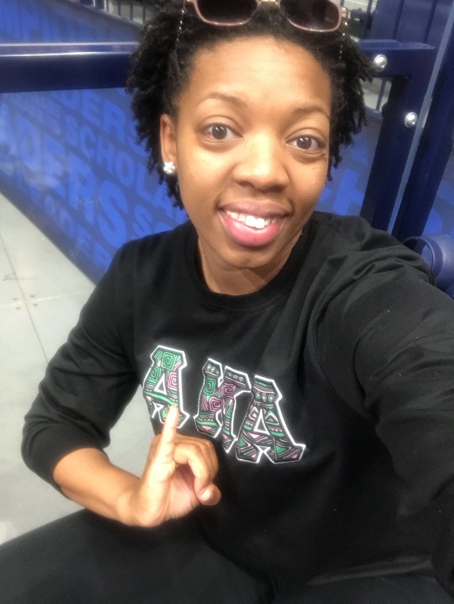 pearlfection11's tweet photo. Here and excited to cheer on @_ajawilson22 and @GamecockWBB for the #SECWBB CHAMPIONSHIP TODAY!!! #BagsUnderEyes compliments of #SERC2018 @sorority1908 but it’s been a great week!!! 💗💚💪🏾🏀 https://t.co/rqp64hIQUj