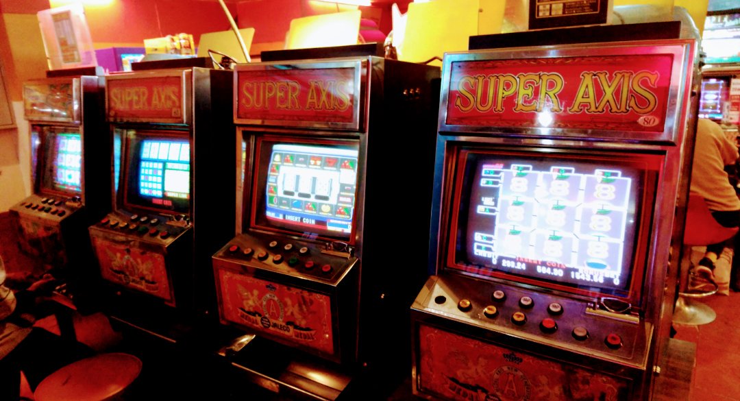 バロン座談会実行委員会 大阪 新世界 ジャンジャン横丁 その7 ビデオゲーム店 テーブルゲーム は懐かしい1980 90年の機種が多い パチンコ台やメダルゲームもある