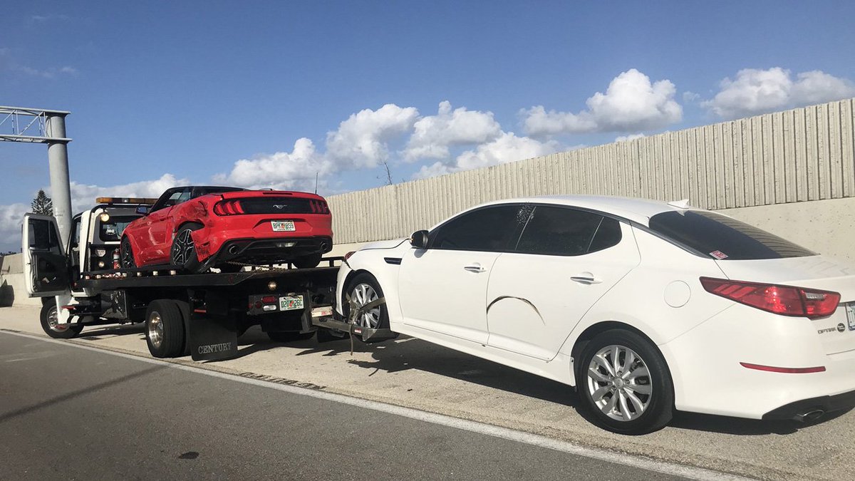 Gunman fires at car traveling on Interstate 95, authorities say bit.ly/2oRjA3R https://t.co/Up2hxznGXh