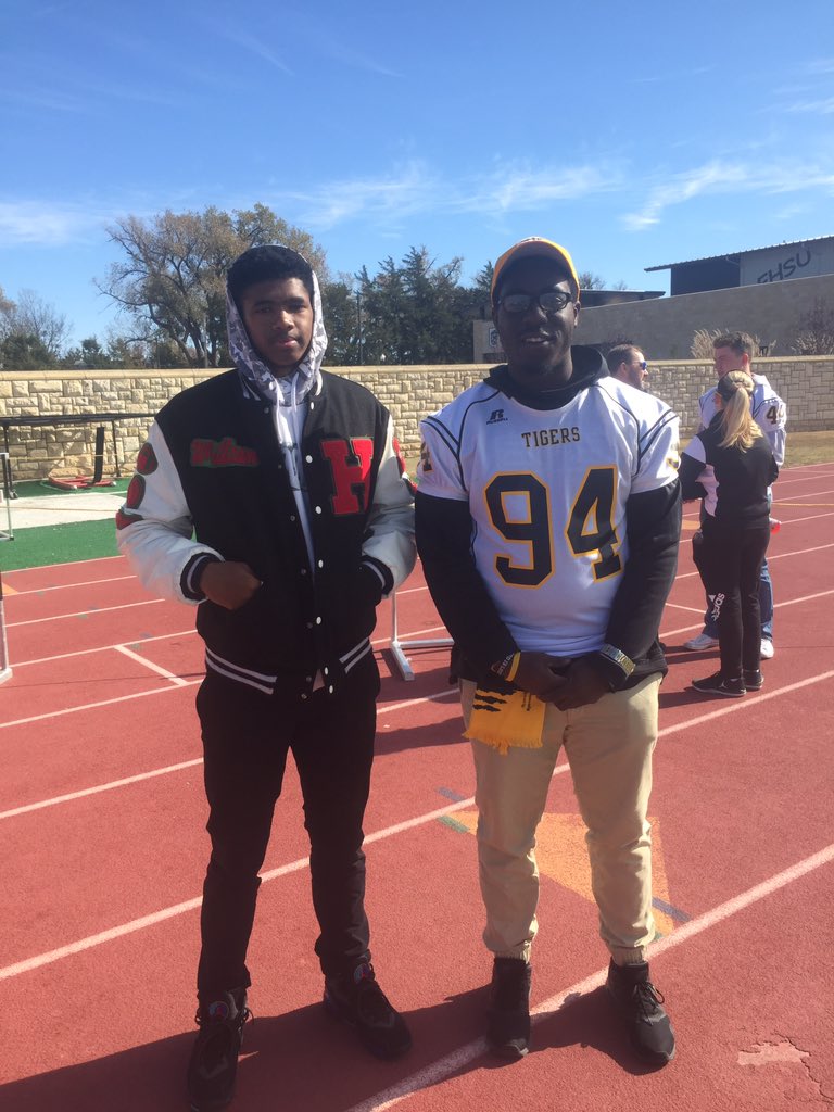 bucket_team1421's tweet photo. Happy birthday bro๐ค can't wait till the season๐ด๐ฏ @CFlowers81 https://t.co/wG0gu0YNKx