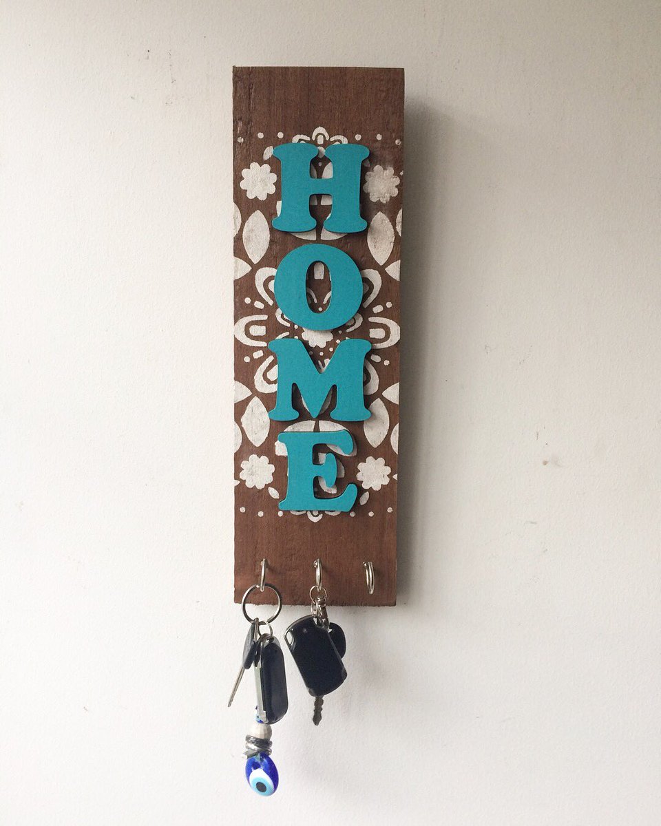 LaMarucha_'s tweet photo. Hogar dulce hogar. Llaveros en café, blanco y turquesa. #llavero #keyholder #home #llaves #interiordecor #reclaimedwood #repurposed #mandala #hogar #LaMarucha #marucheando https://t.co/fC1JLF9tNu