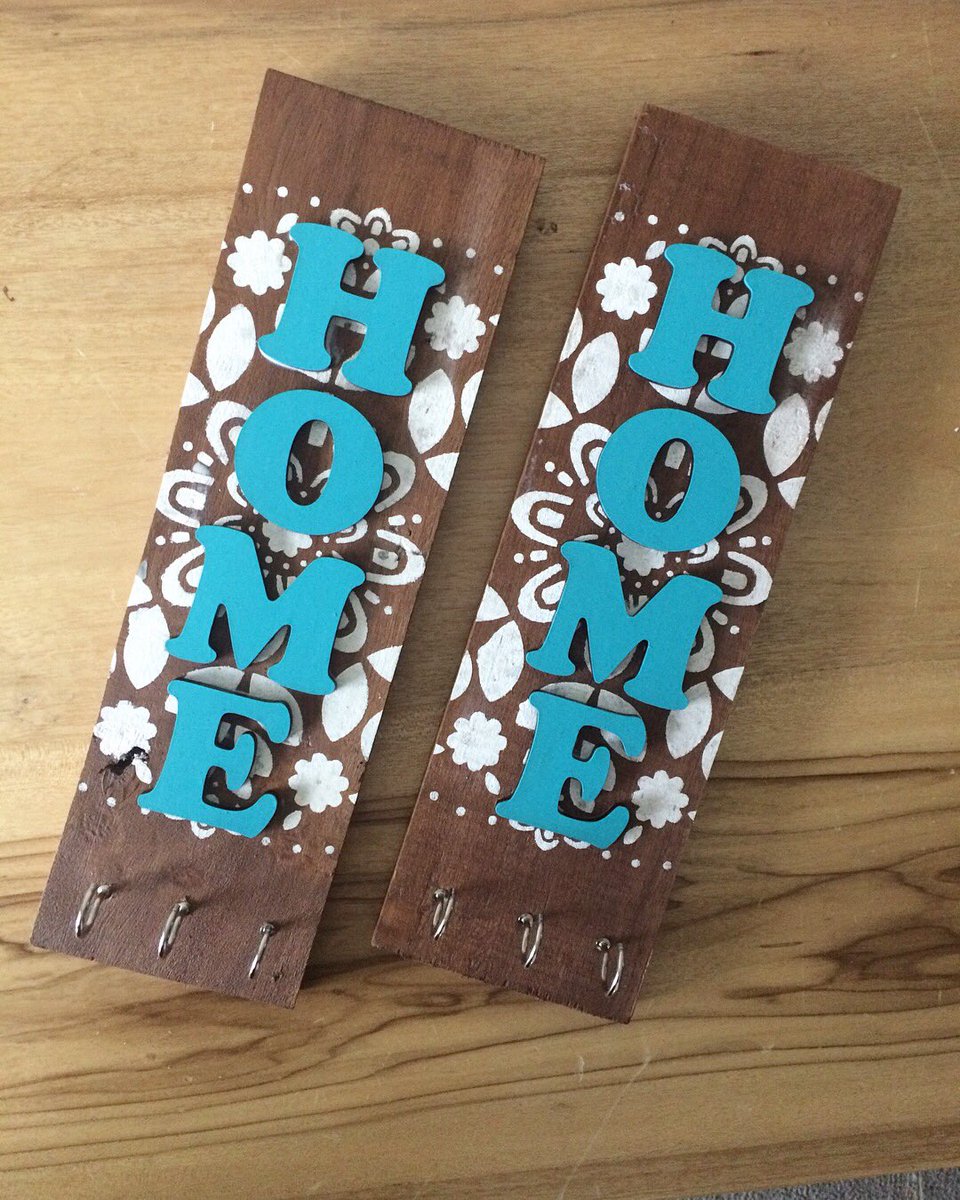 LaMarucha_'s tweet photo. Hogar dulce hogar. Llaveros en café, blanco y turquesa. #llavero #keyholder #home #llaves #interiordecor #reclaimedwood #repurposed #mandala #hogar #LaMarucha #marucheando https://t.co/fC1JLF9tNu