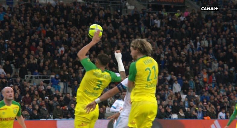 FrankMcCourtoff's tweet photo. Les Nantais qui se plaignent de l’arbitrage, j’aurais tout vu 🤷🏽‍♂️ #OMFCN https://t.co/POl5xtJOmf