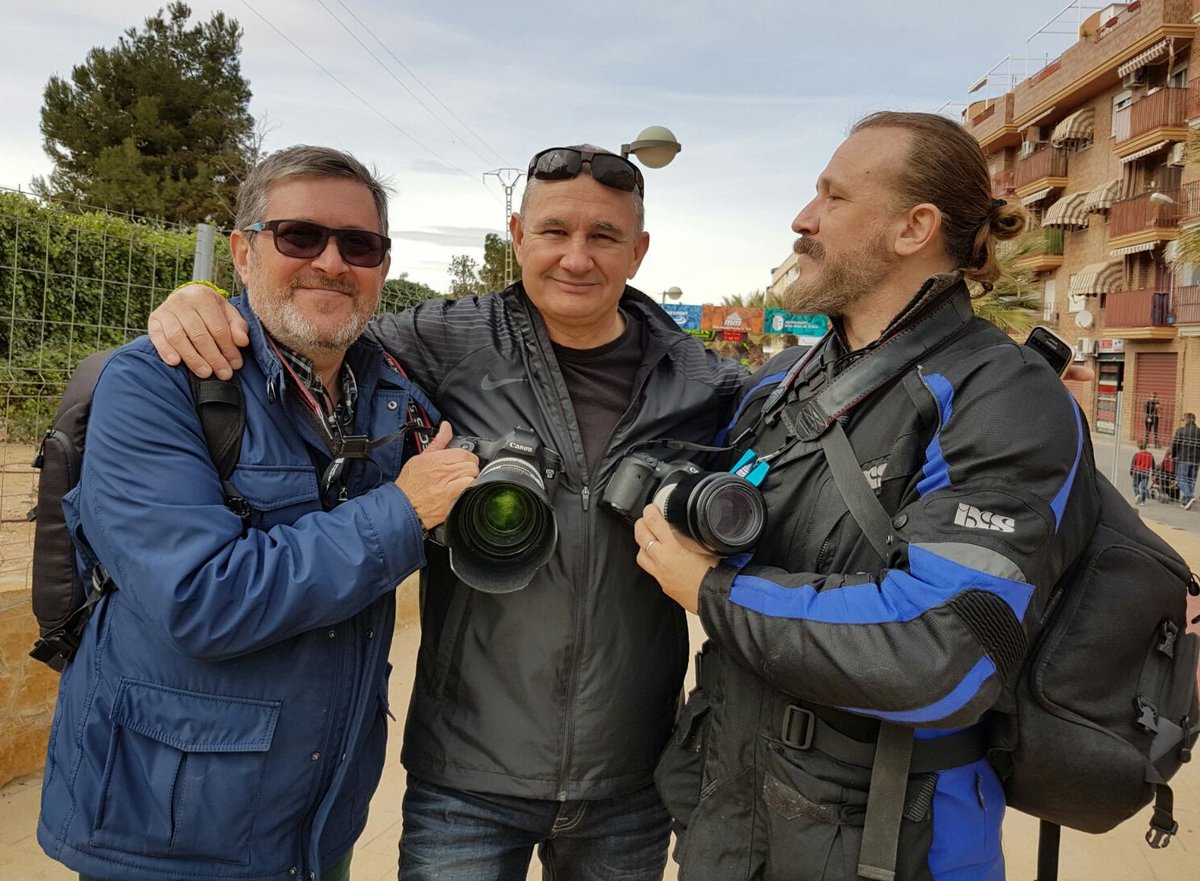 MANUROCAFORT's tweet photo. Gracias por habernos ayudado a despedir a un gran amigo entre @MotosCuston, en la salida de la  @mmribarroja y corriendo señalando hacia el cielo porque Sergio  hubiera estado allí con su cámara de fotos en la mano. Buen viaje mosquetero @hastphoto_es @RUNNING_CV https://t.co/FtMEYfzxvE