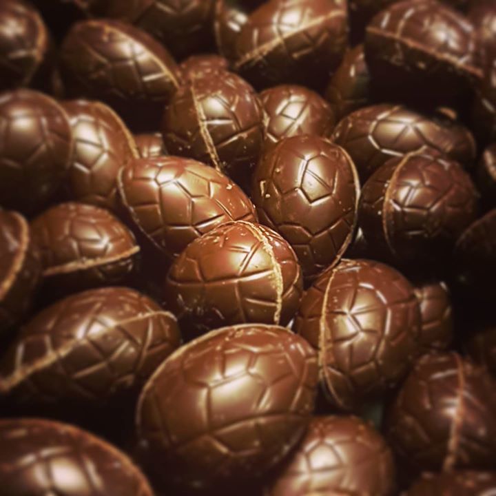 ContesDeFeves's tweet photo. A votre avis,  ils sont fourrés à quoi ?
#easteriscoming #paques #chocolat #miam #petitsoeufs https://t.co/W0ToLVPTXo
