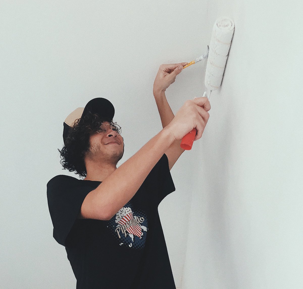 MauroNakada's tweet photo. Contrate os meus serviços de pintor! De Segunda a Sexta Feira a partir das 07:00! TEL: 4002-8922 https://t.co/bIareUwxsk