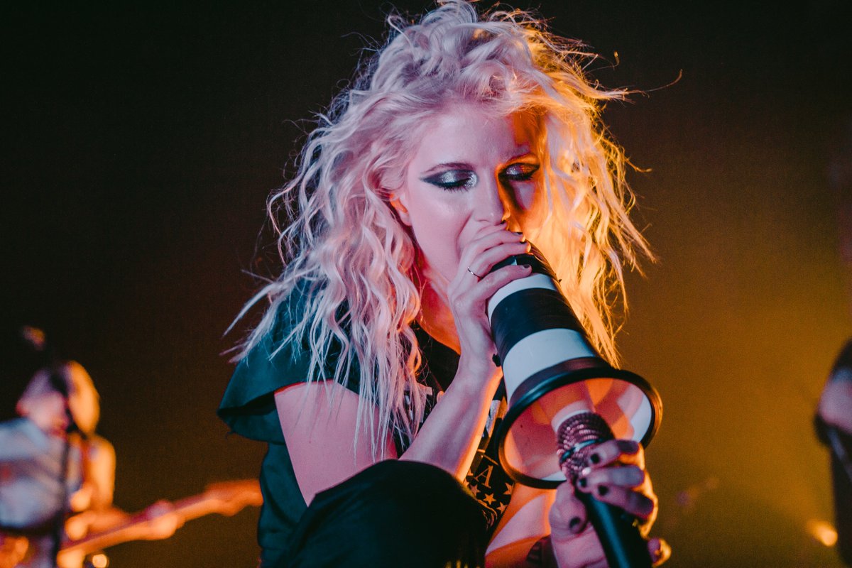 paramorebrazil's tweet photo. Paramore encerra #TourFour com performance energética em Honolulu, no Havaí! https://t.co/Eq71Q9GQpP https://t.co/YjTkPPW13I