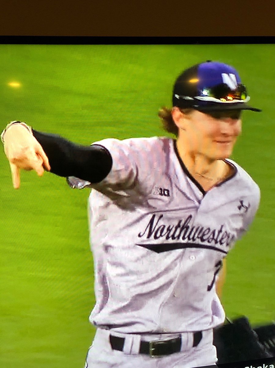 OccupyLF's tweet photo. Northwestern taps out.

Keep your Horns UP, twerps.

#TeachableMoments #LF https://t.co/dfdv47YPto