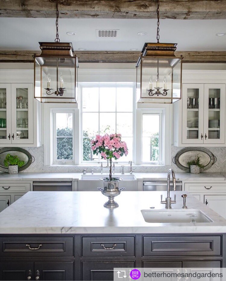 Dockside_Realty's tweet image. What a view 😍 @sanctuaryhomedecor's dark center island creates the loveliest focal point in her kitchen!