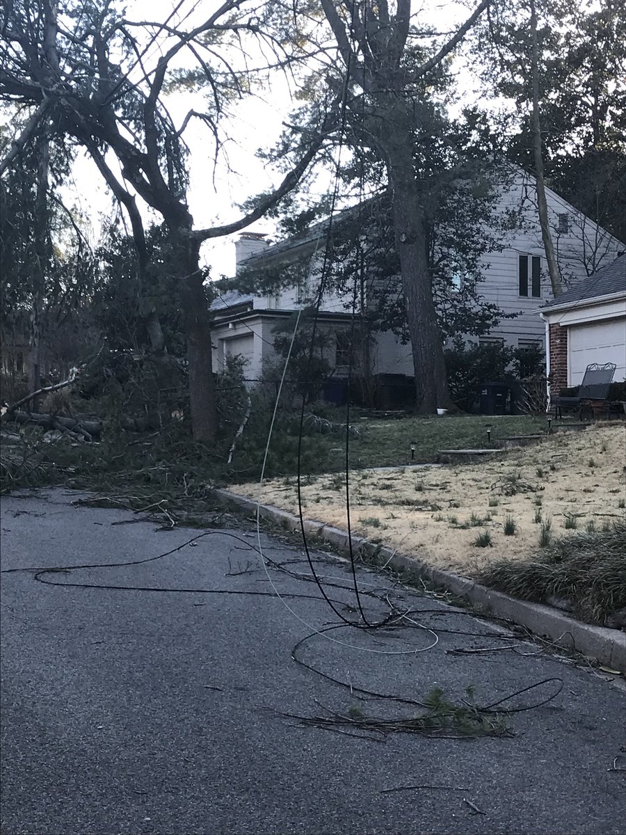 rob78910's tweet photo. News flash - picture of Pepco STILL not working in NW Washington, 24/7 - 5 pm Sunday, March 4. And, Pepco’s website has said “Crew Dispatched” since Friday. ?!  Must have been some wrong turn. https://t.co/jUVD9f6jI8