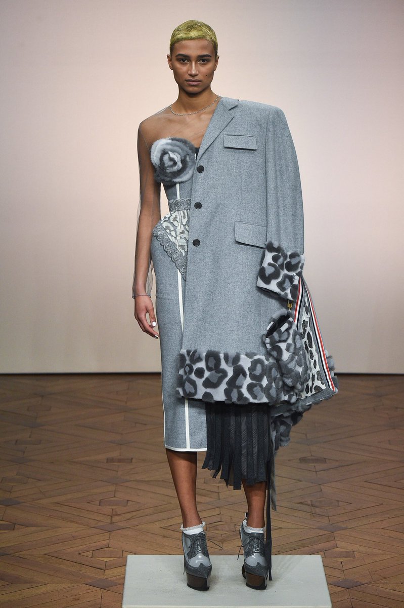 Shigeaki Arai Twitter પર アメリカントラッドをベースにアヴァンギャルドなコレクション を発表する モードの歴史上 稀有な存在になってきたトム ブラウン トムはコレクションを 創造性を競う場 と割り切っている そのことで覚醒した感じがある 自由を手に