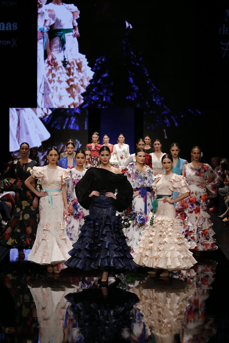 #RESUMEN1ºDÍASIMOF2018
por Cristina Santos Rubio (Redactora Flamenca.moda)

Desfile de <a href="/LinaSevilla1960/">Lina 1960</a>

Lina 1960 ha sido la encargada de abrir la pasarela de la XXIV edición de Simof, Salón Internacional de Moda Flamenca con su colección “Río de Rosas”.