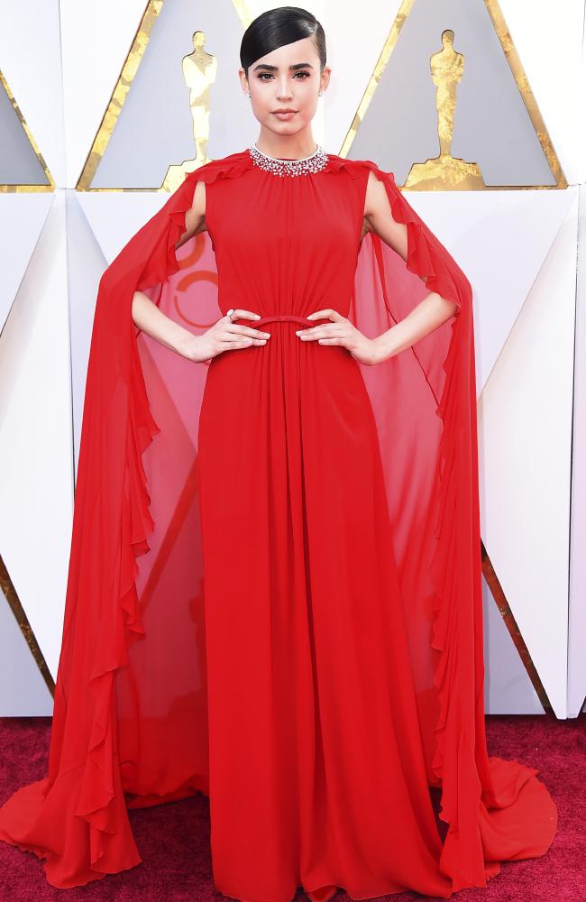 MostWantedMX's tweet photo. Ya comienza la #RedCarpet de los #Oscars90 @SofiaCarson hace una espectacular entrada en un diseño con capa en color rojo y collar de diamantes para la celebracion de los #Oscars2018 #MWMX #CelebrityStyle https://t.co/HZwGga4KP8
