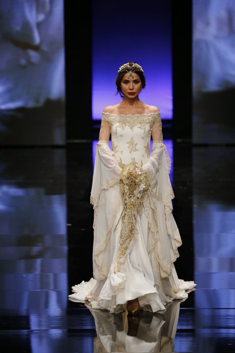 #RESUMEN1ºDÍASIMOF2018 
Cristina Santos Rubio (Redactora Flamenca.moda)
Desfile de <a href="/Auroragavino/">Aurora Gaviño</a> 
La diseñadora Aurora Gaviño convierte el duende en volante y le canta al traje de flamenca hecho arte a través de su colección “Hilo calé”.
Fotografía: <a href="/chemasolerinfo/">chema soler</a>