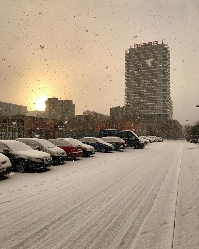 michalkotoc's tweet photo. #retro #ruzinov #snow #sneh #morning #rano #snezi #snowing #vlocky #snoflakes #sunrise #vychodslnka #beautiful #nadhera #zima #winter #bratislava #slovakia #slovensko #insta_svk #instaslovakia #instaslovak #shotoniphone #svetuspesnych #cars #auta #city #… https://t.co/DEgF67yzrr https://t.co/p6BEQioAGZ