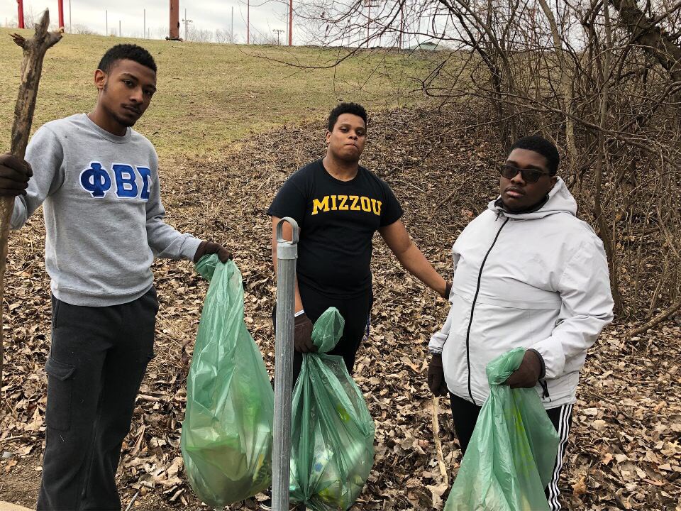 mizzousigmasEG's tweet photo. We kicked off Sigma Week with a little service doing park clean-up at Cosmo Park! Make sure y’all come out tomorrow for STI Testing and Condom Bingo! #SigmaVision 🎥 #SigmaWeek2018 https://t.co/vqUUHovJw6