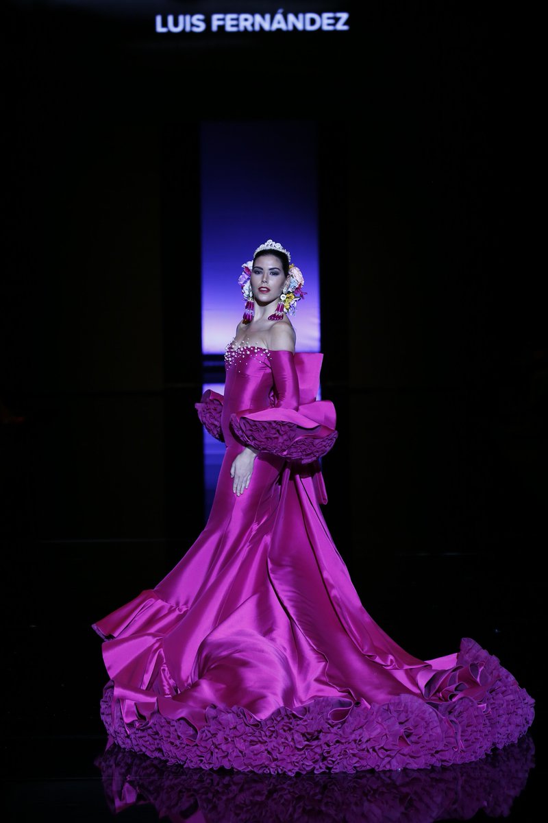 #RESUMEN1ºDÍASIMOF2018
Cristina Santos Rubio (Redactora Flamenca.moda)
Desfile de Luis Fernández.
Apostó x elegantes diseños en tonos pastel y también s apuntó al volumen dejando los hombros al descubierto y agrandando los clásicos lunares en su colección “Serendipia”.