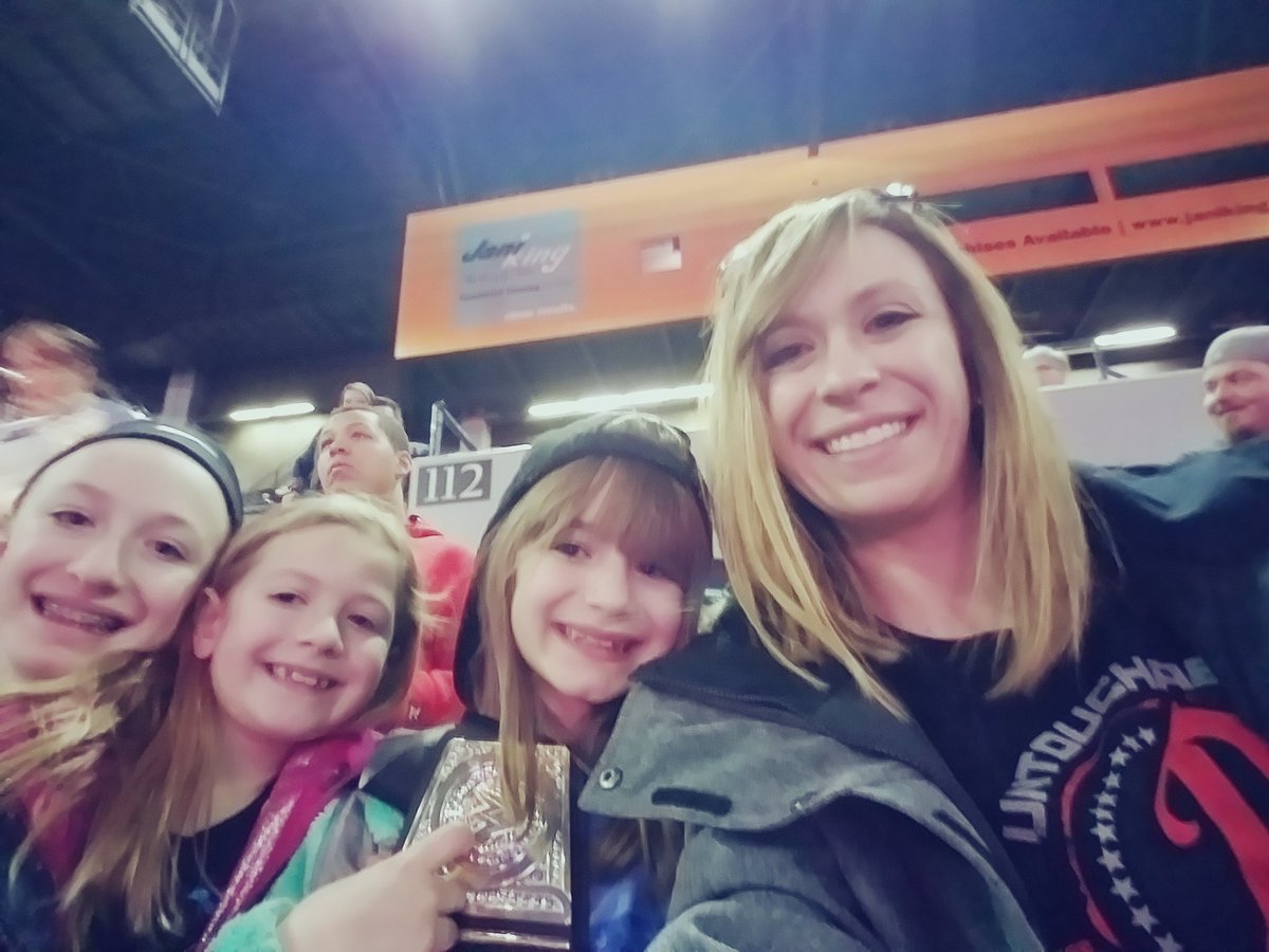 mrsrob777's tweet photo. #WWERockford Girls ❤ @WWE https://t.co/KPEdQHp17j