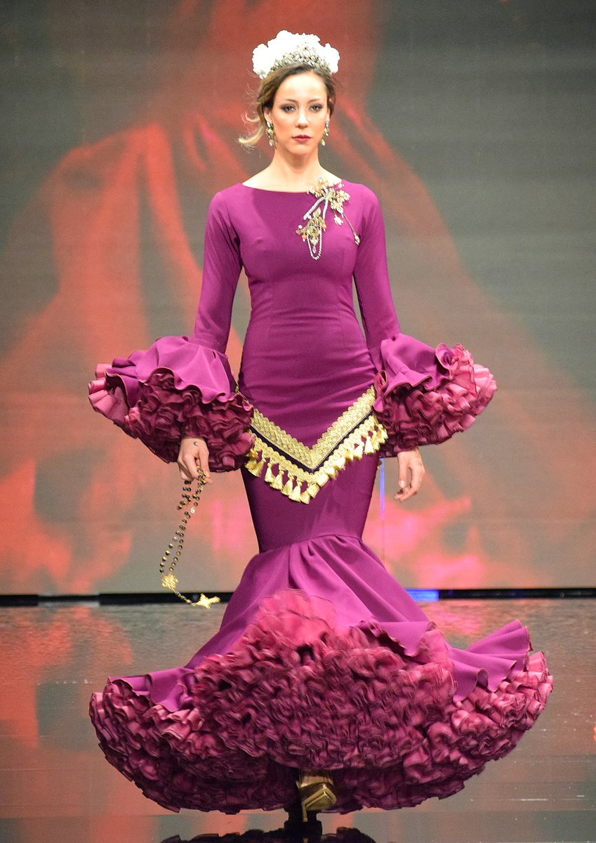 #RESUMEN1ºDÍASIMOF2018
Cristina Santos Rubio (Redactora Flamenca.moda)
Desfile <a href="/AlejandrSantizo/">Alejandro santizo</a> 
Sorprendió y emocionó al público con una colección muy macarena, “Flor de las flores, con saeta incluida.