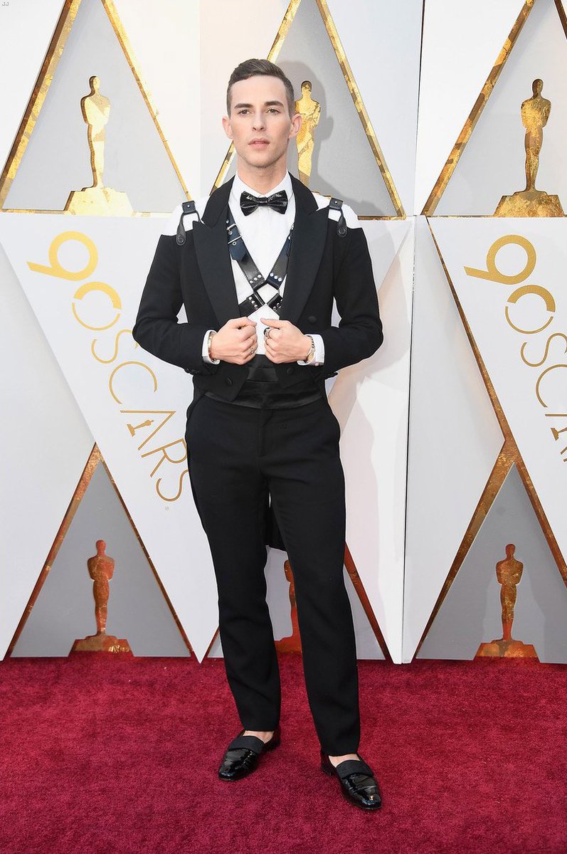 MostWantedMX's tweet photo. El patinador artístico #AdamRippon está en los #Oscar2018 por primera vez y está haciendo una fuerte declaración de moda, el atleta de 28 años de edad, impacto en la #RedCarpet en un traje con correas de cuero de @Moschino. ¡Nos encanta! #MWMX #CelebrityStyle #Oscars90 https://t.co/sNSXpbXhZr