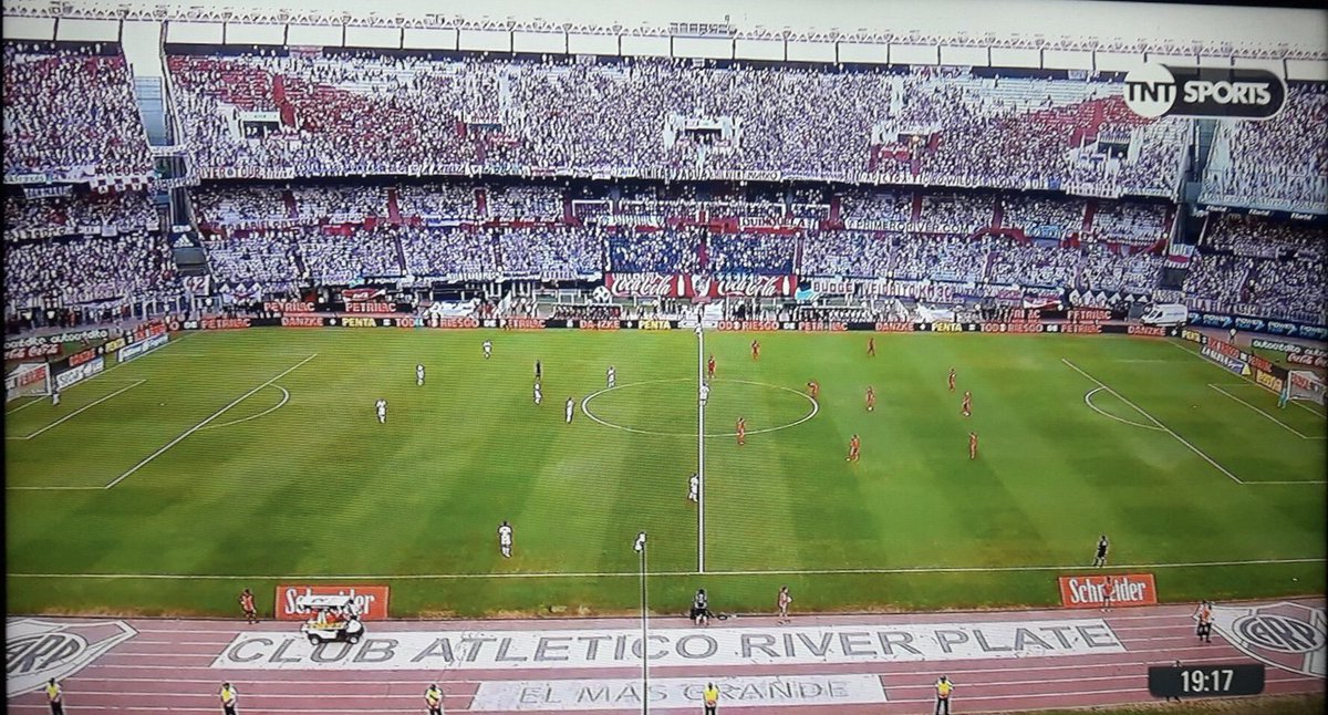 locura_boquense's tweet image. Son todo lo que no queremos ser 🐔👻🅱️

#QueVuelvanLosLocales