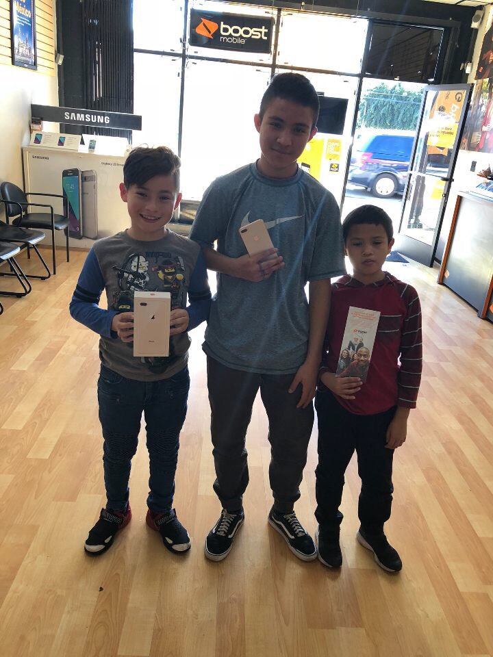 Digital_Cell1's tweet photo. They came in to buy there mom a surprise birthday gift . Smart kids! #BoostMobile #tweedymile #southgate #BoostBirthday https://t.co/51THCi7Iu3
