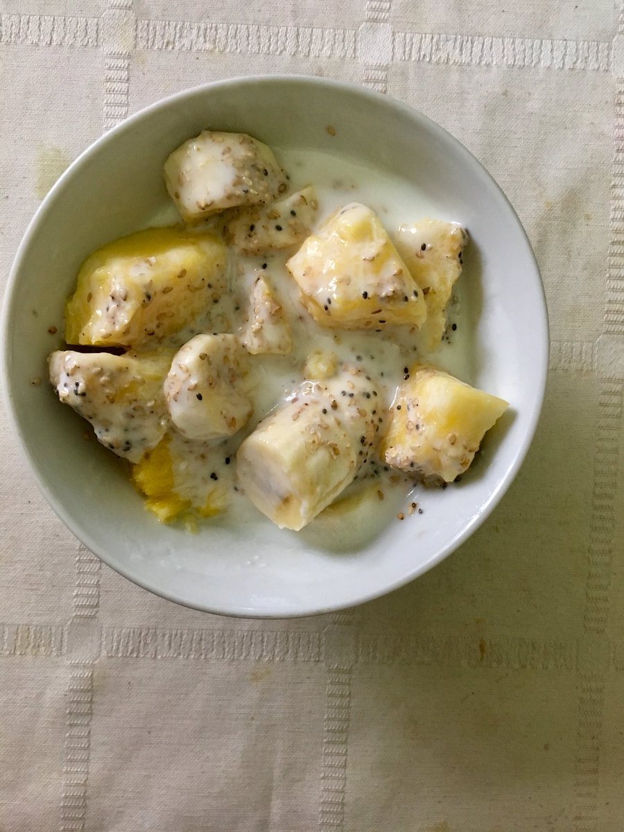 MariagarciaPitu's tweet photo. Ideas de desayuno,merienda ...Plátano,piña,yogurt de soja con semillas de lino y sésamo https://t.co/ZsVYtlqjYz