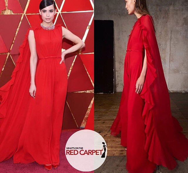 hallyluke's tweet photo. #sofiacarson don't know who u r but ur lookin 🔥fire🔥 in this #GiambattistaValli from resort 2018 #Oscars2018 #redcarpet #tfsfashiondesign https://t.co/LUKW5F2aox