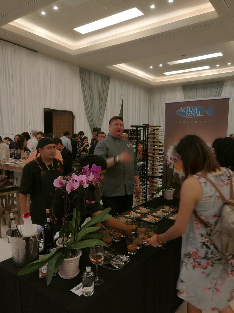chefworksmx's tweet photo. que gusto encontrarme a buenos amigos apoyando una gran causa @ANSeRiap @SaboresCdMex https://t.co/M51cF3PkPD