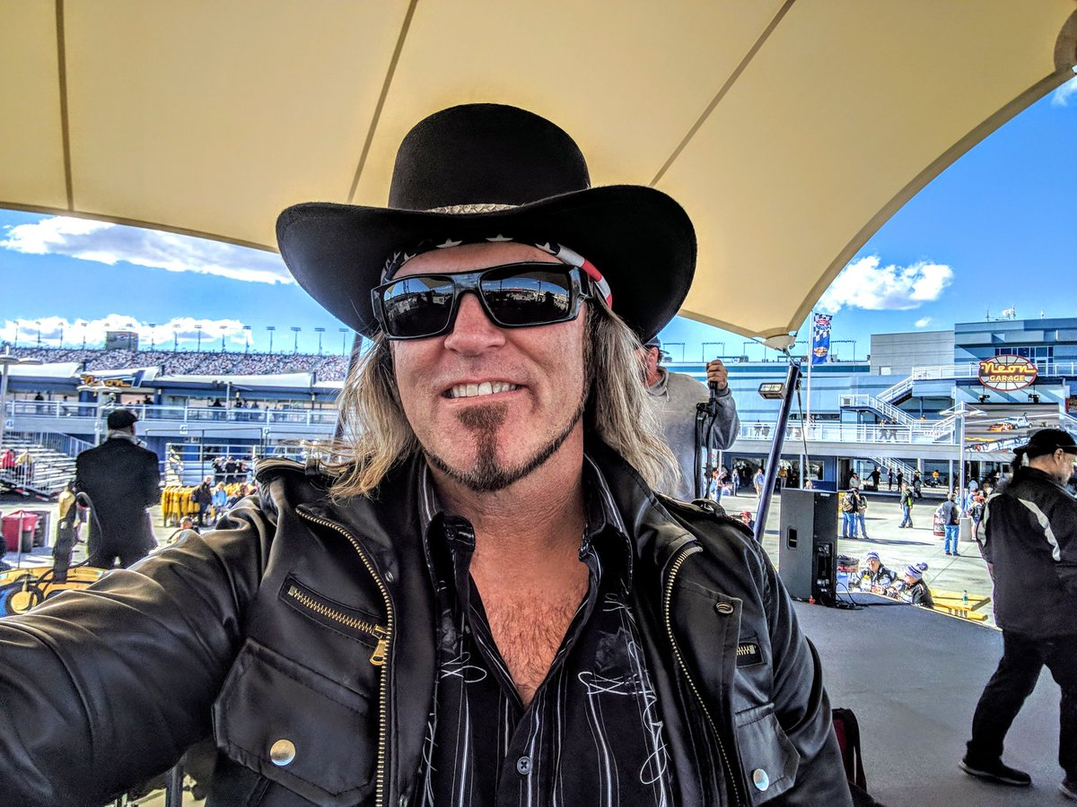 DruJaxin's tweet photo. Wanted to check in with y'all and let you know its officially been 3 months since I've had a drink. One of the toughest things I've done in awhile, but well worth the effort! 

Peace &amp; Love ☮️❤️ 

#coldturkey #selfcontrol #powereless #higherpower #honest #thankful #lucky https://t.co/ID1stu54uG