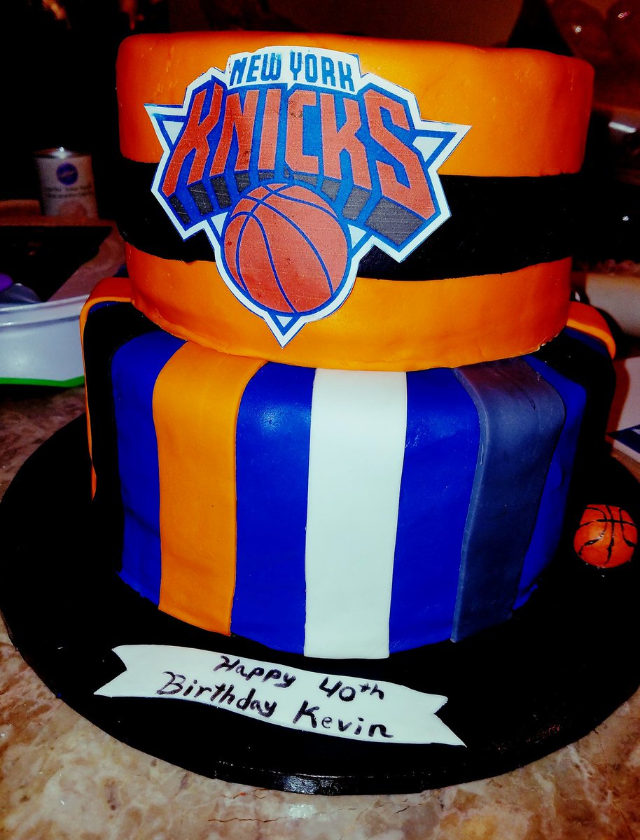 UniquelySweet31's tweet photo. Still at it. Who wants a cake?! #uniquelysweet https://t.co/Q1PFKttUwC