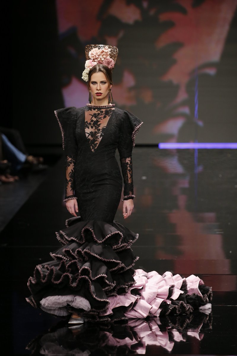 #RESUMEN1ºDÍASIMOF2018
Cristina Santos Rubio (Redactora Flamenca.moda  )
Desfile <a href="/AngelesCopeteMF/">Angeles Copete</a> 
No decepciona con sus estampados florales adornados con flecos a la cintura y en general su actualización de estilo en su colección “Five”. Fotos <a href="/chemasolerinfo/">chema soler</a>