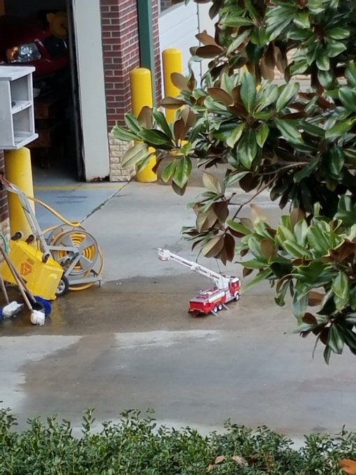Looks like our fire station is downsizing lol 🚒 https://t.co/PEs1piXkdx<a href="/tag/veteransdayweekend2017"class="tags"><span>#veteransdayweekend2017</span></a>