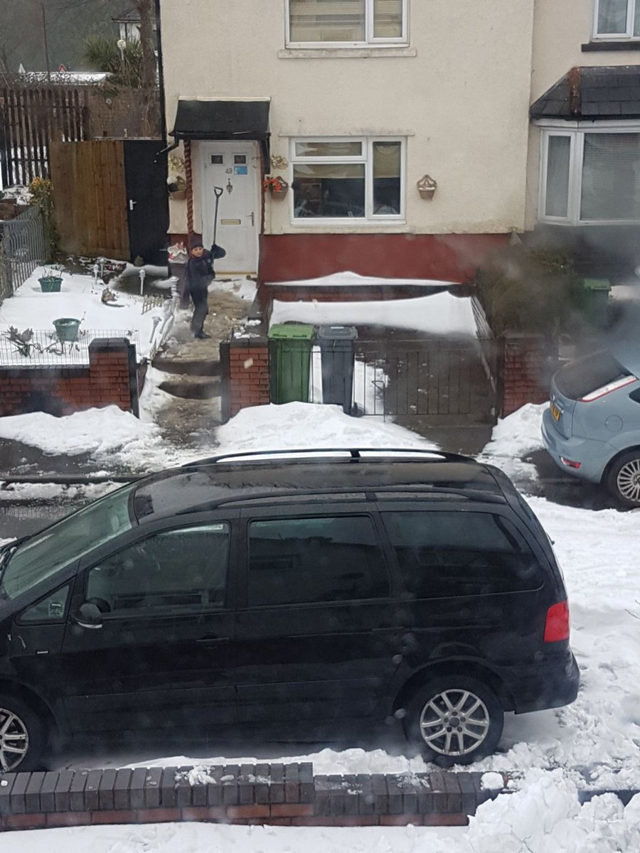 sirKaleem's tweet photo. My 8 years old son is a #true #Ahmadiyya #Muslim. While I was cleaning my driveway, he start cleaning #elderly #neighbour's doorstep #CardiffSnow. #Ely
#LoveForAllHatredForNone https://t.co/u1mR37EOLN