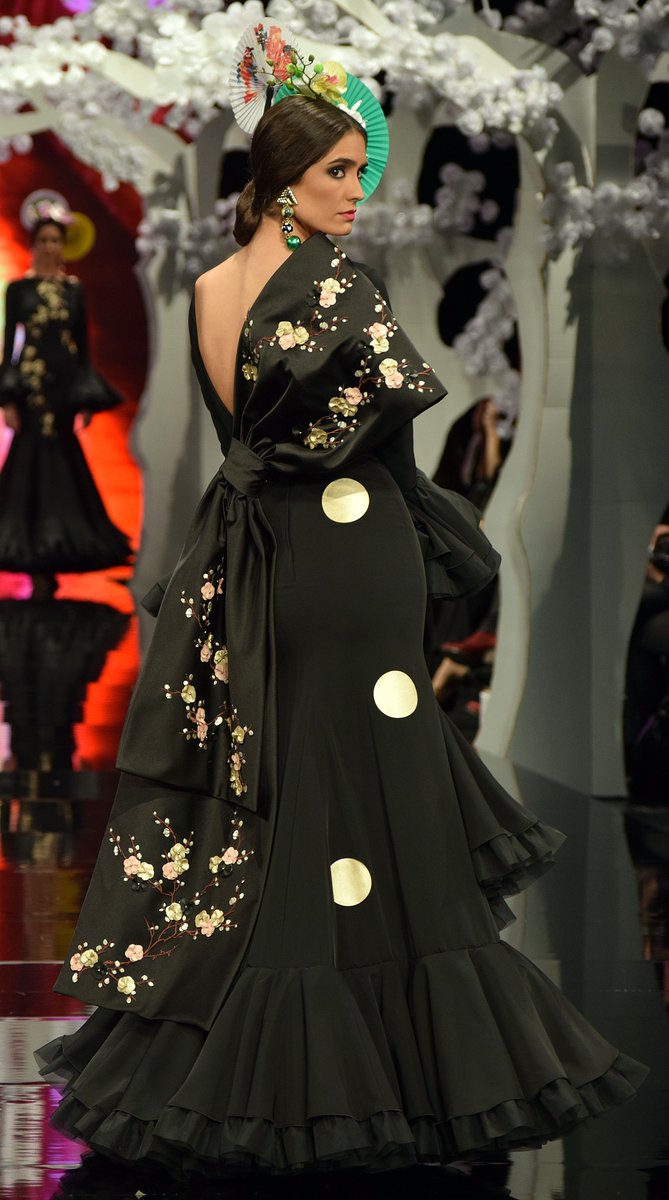 #RESUMEN1ºDÍASIMOF2018
Cristina Santos Rubio (Redactora Flamenca.moda)
Desfile de <a href="/PatriciaBazarot/">Patricia Bazarot</a> 
Patricia traspasa fronteras e impacta con orientales vestidos en dos piezas bajo el nombre de “Sakura”, una colección inspirada en la flor del cerezo nipón.