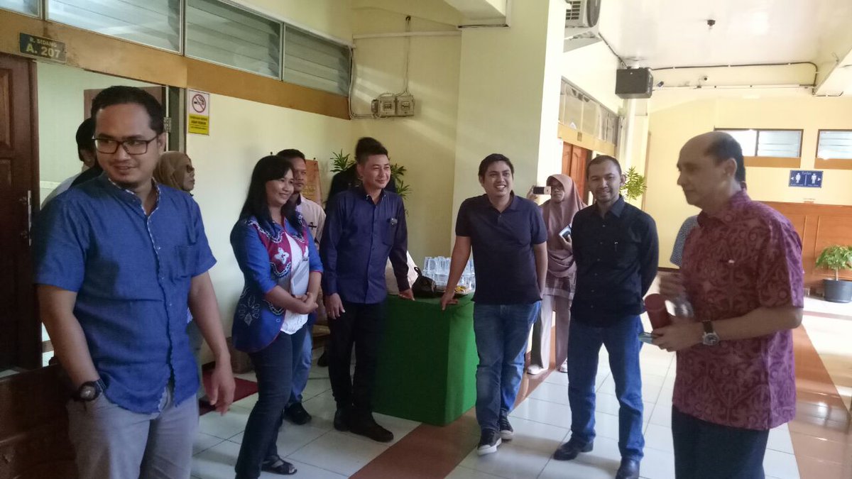 kariwaya's tweet photo. Unair, lanjut diskusi dg pak Daniel Sparingga di depan kelas bersama pak Bup Tanbu dan teman2 S3 ilmu sosial https://t.co/QrlNxpOsGy