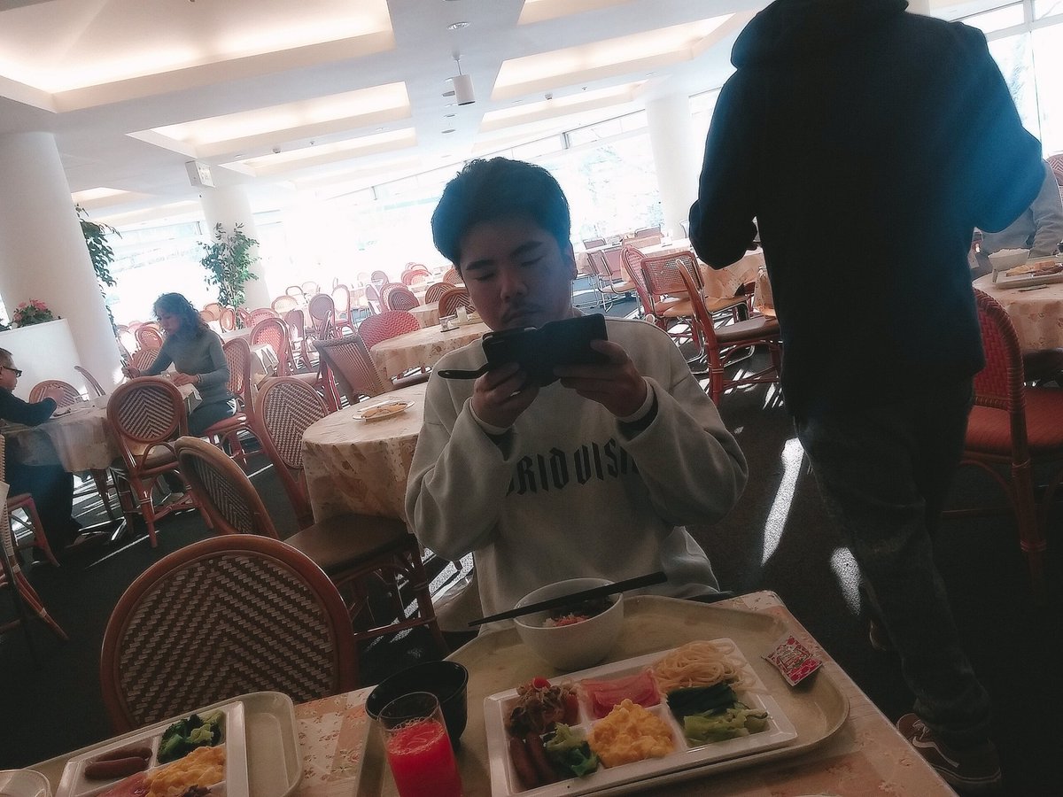 JOE03389281's tweet photo. 見てこの健康的な朝御飯を❗🌄🍴

おひさしぶり❗
スノボ旅行行ってきました❗

一ヶ月ぶりにご飯を食べまして、魚沼産のお米は最高でしたね🎵🍚笑

スノボも滑らしていただき、綺麗に頭を打って頭痛がひどいです⬅
#こう見えてプレイヤーの中では一番スノボうまい
#みんなへたくそ
#ネイマールびびり https://t.co/AhSZgIPB2r