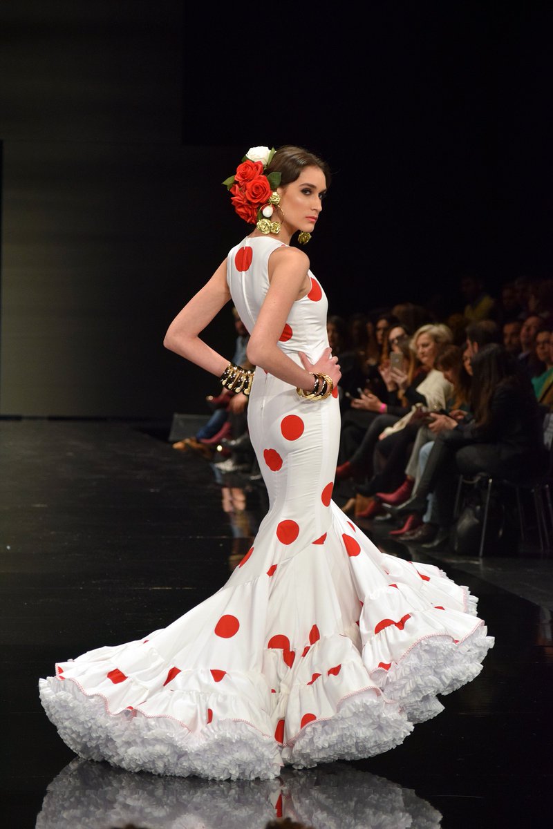 #RESUMEN1ºDÍASIMOF2018
Cristina Santos Rubio (Redactora Flamenca.moda)
Desfile de @_pedrobejar 
Apuesta x los azules y los lunares en una colección dedicada a su Hinojos natal, Huelva. “Omnium” está plagada de sus característicos patrones y volantes con mucho volumen.
