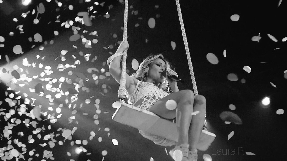 laurafscr's tweet photo. Trifft dich die Liebe auf deinem Weg, ist das die schönste Reise ... 
Danke für diese unvergessliche und wunderschöne Reise @_Helene_Fischer 💗! 
#live20172018 #helenefischerlive #seeyouinsummer #wasduträumstdaskannpassiern 
[📸eigene Aufnahmen] https://t.co/bUfe72zZaN