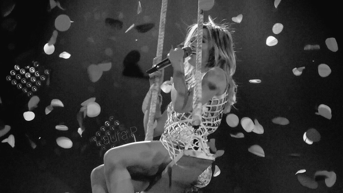 laurafscr's tweet photo. Trifft dich die Liebe auf deinem Weg, ist das die schönste Reise ... 
Danke für diese unvergessliche und wunderschöne Reise @_Helene_Fischer 💗! 
#live20172018 #helenefischerlive #seeyouinsummer #wasduträumstdaskannpassiern 
[📸eigene Aufnahmen] https://t.co/bUfe72zZaN