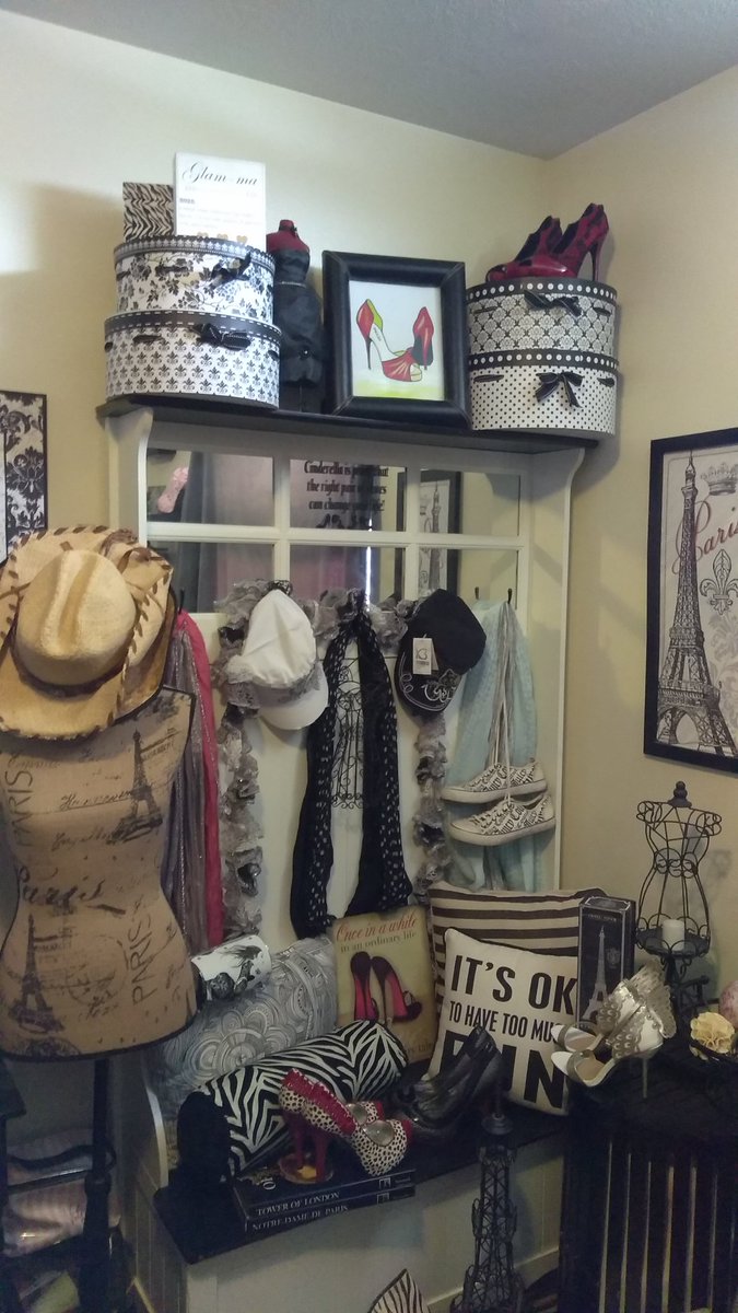 keeptiffalive's tweet image. My "mother" which is actually my daughter's paternal grandma who treats me like her daughter has an amazing eye for interior decor. #shoeaddiction #vintage #hatboxes #interiordesign #homedecor