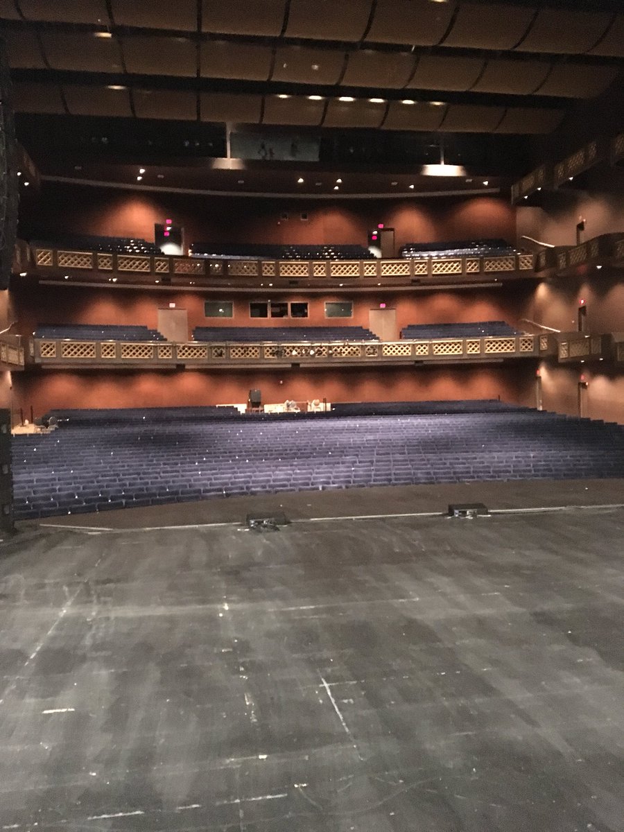musicalthrones_'s tweet photo. Hey Peoria! Who wants to know why it’s not easy being Khaleesi? 🧝🏻‍♀️See you tonight at the Peoria Civic Center! #musicalthrones https://t.co/2RZTyINCiX