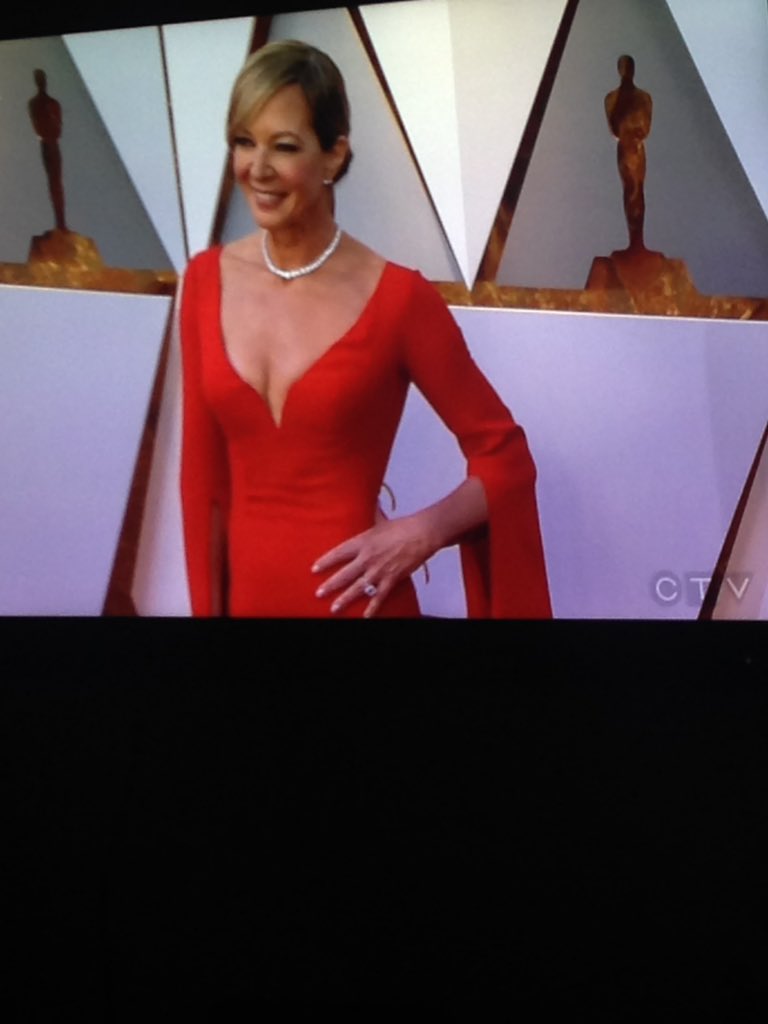 hallyluke's tweet photo. #allisonjanney killing me in this crimson #reemacra - cape sleeves a big carry-over from spring couture shows !!#Oscars2018 #redcarpet #tfsfashiondesign https://t.co/cFuqxoTOwt