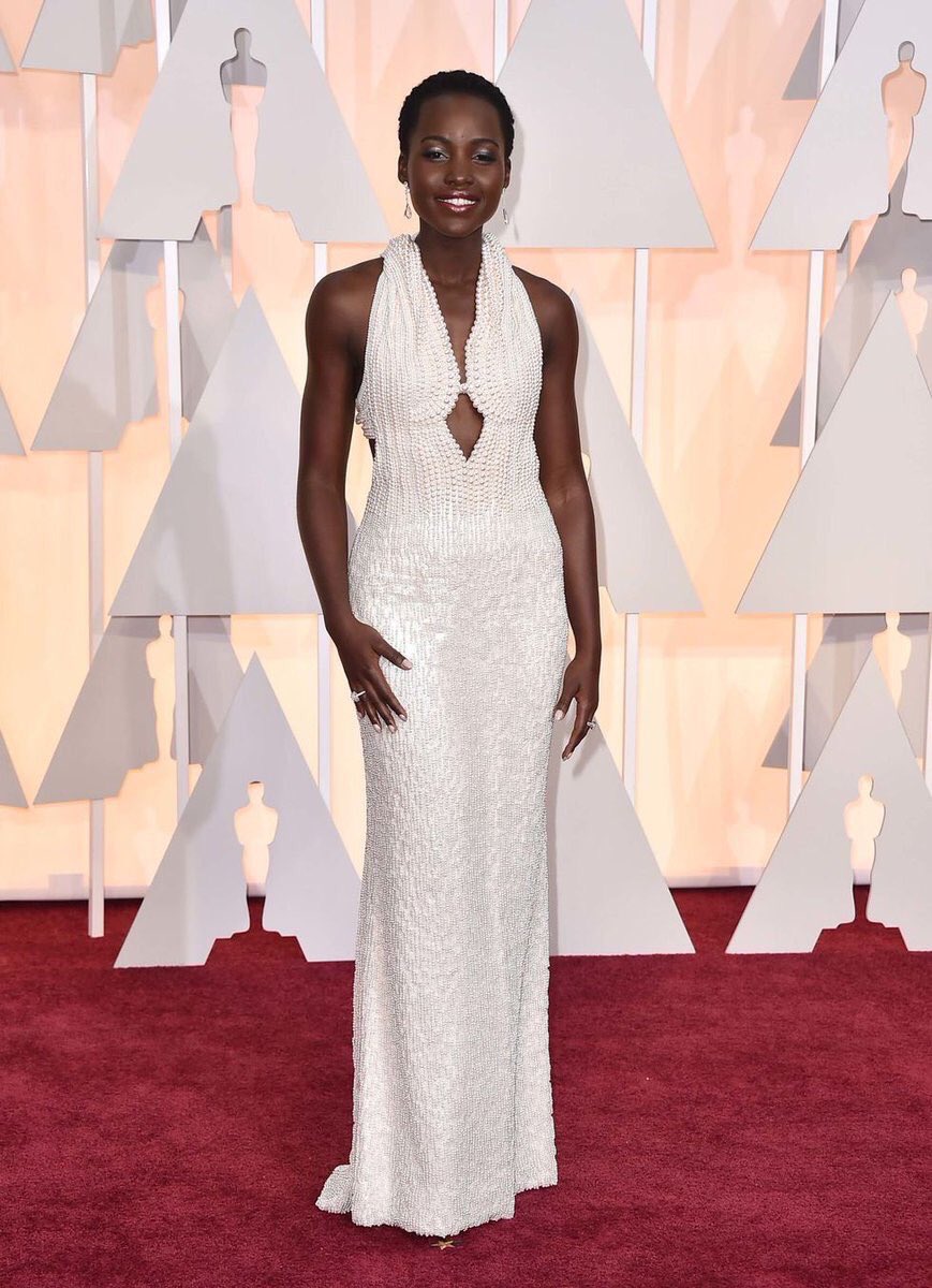 MrFilmkritik's tweet photo. Queen Lupita has arrived. What a goddess. #Oscars #Oscars90 https://t.co/UbRTGe9WGR