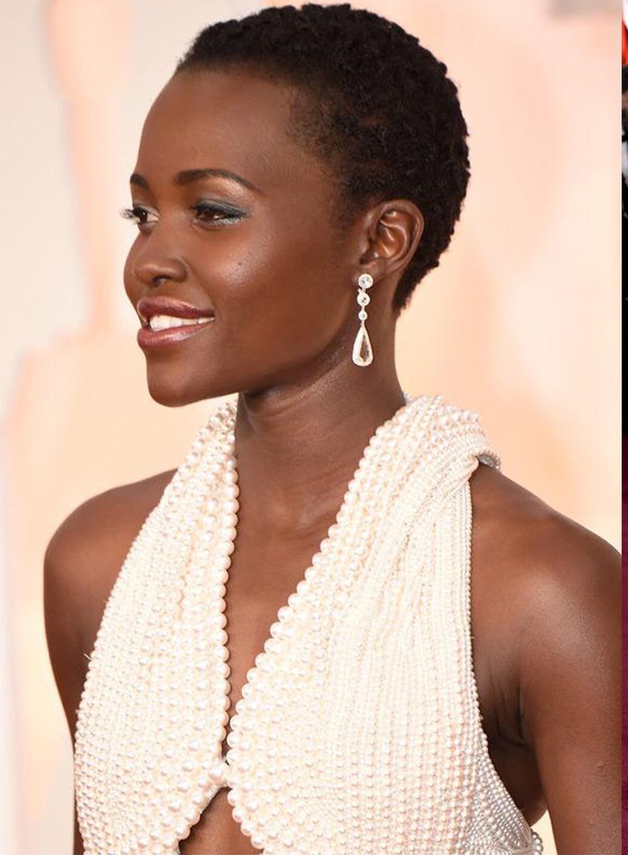 MrFilmkritik's tweet photo. Queen Lupita has arrived. What a goddess. #Oscars #Oscars90 https://t.co/UbRTGe9WGR