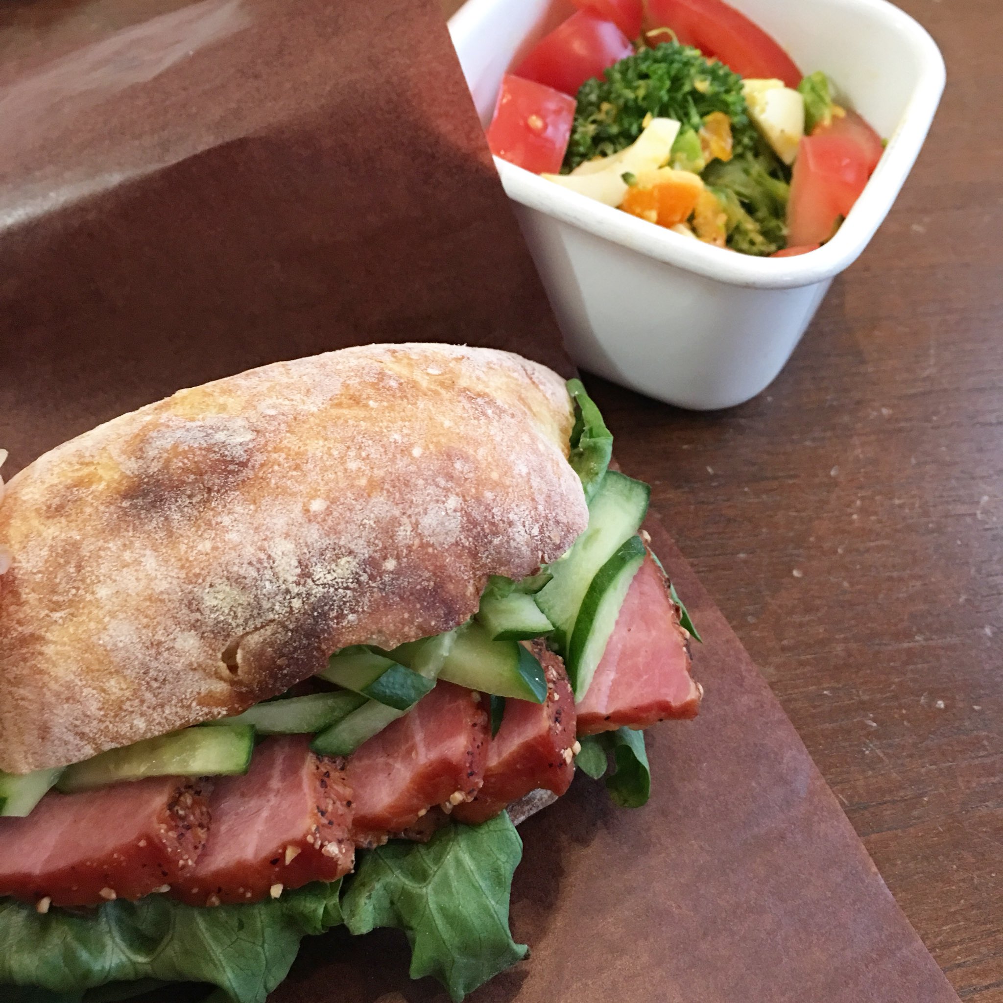 Yuna 18 3 5 おべんとう スモークハムときゅうりのチャバタサンド ブロッコリーと卵のサラダ お弁当 おべんとう 弁当 ランチ お昼ご飯 Obentoulife 弁当記録 サンドイッチ チャバタサンド T Co knkwbmbt Twitter